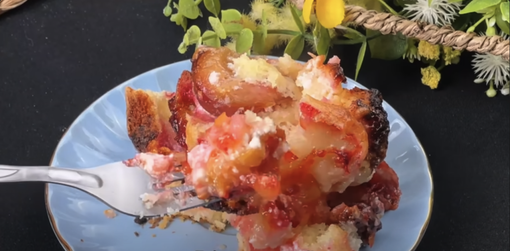 Sladký koláč s vanilkovým těstem, jemným tvarohovým krémem a karamelizovanými švestkami