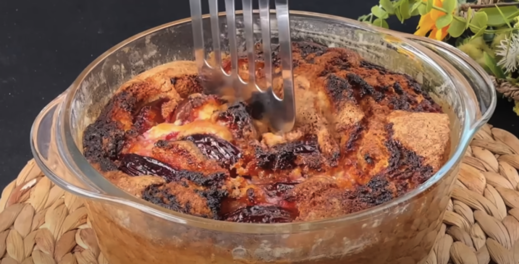 Sladký koláč s vanilkovým těstem, jemným tvarohovým krémem a karamelizovanými švestkami