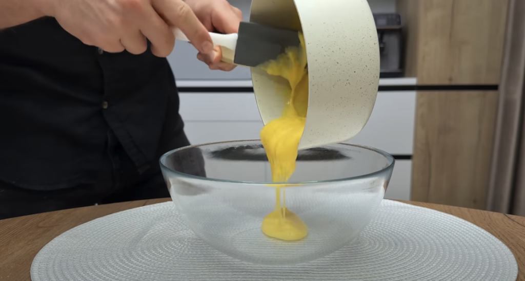 Osvěžující banánovo-citrusové tiramisu ve skleničkách s kondenzovaným mlékem – bez pečení