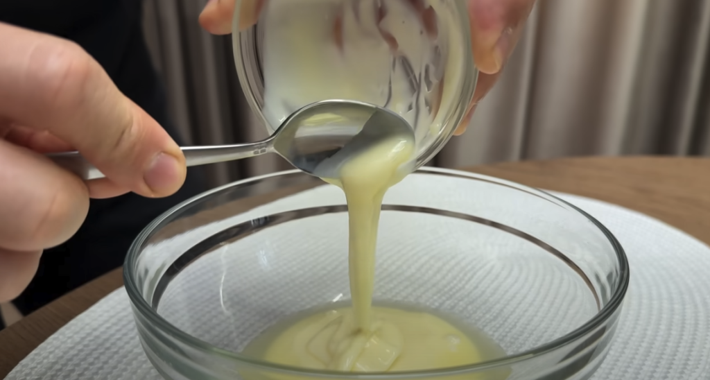 Osvěžující banánovo-citrusové tiramisu ve skleničkách s kondenzovaným mlékem – bez pečení