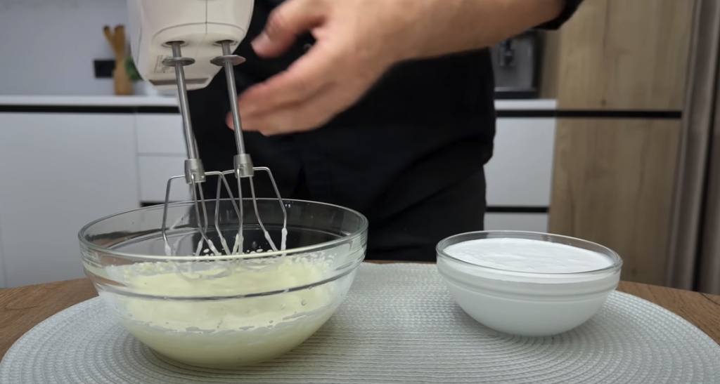 Osvěžující banánovo-citrusové tiramisu ve skleničkách s kondenzovaným mlékem – bez pečení