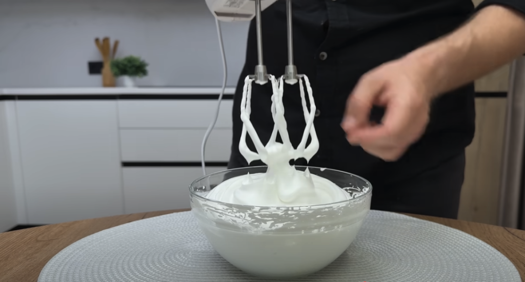 Osvěžující banánovo-citrusové tiramisu ve skleničkách s kondenzovaným mlékem – bez pečení