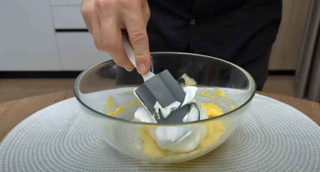 Osvěžující banánovo-citrusové tiramisu ve skleničkách s kondenzovaným mlékem – bez pečení