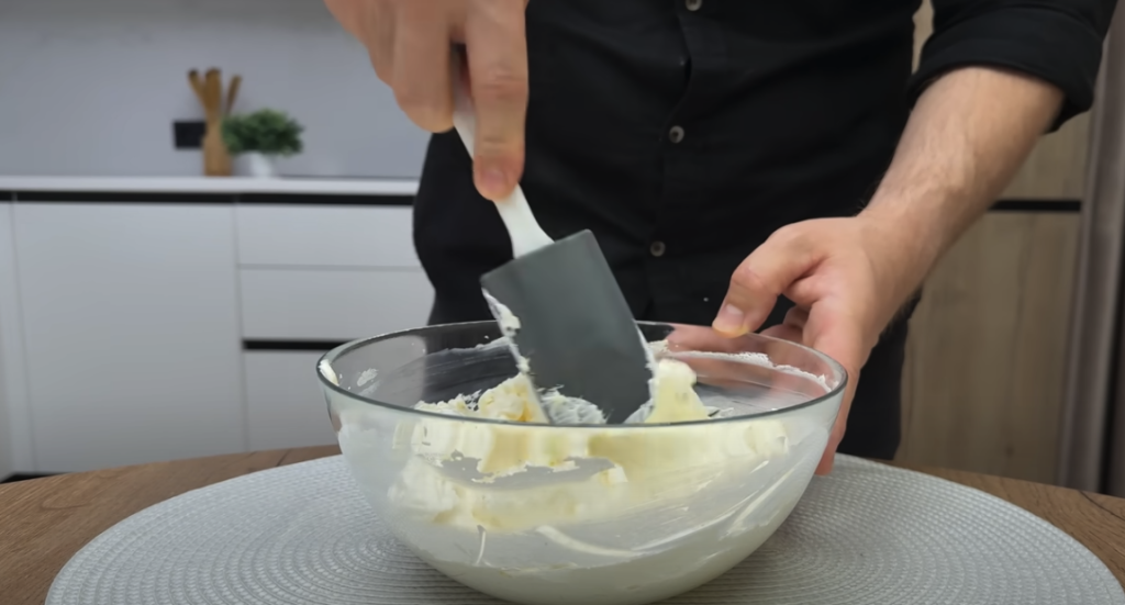 Osvěžující banánovo-citrusové tiramisu ve skleničkách s kondenzovaným mlékem – bez pečení