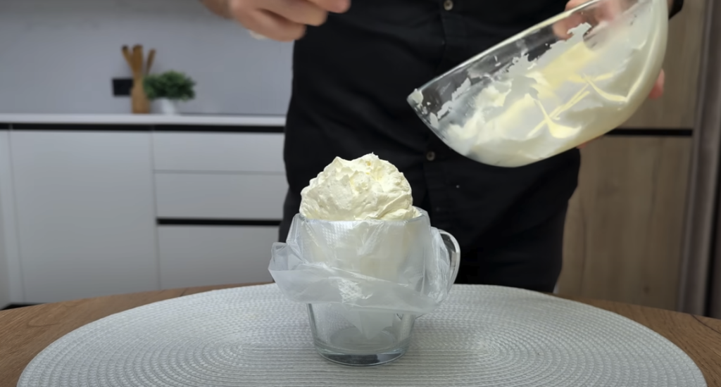 Osvěžující banánovo-citrusové tiramisu ve skleničkách s kondenzovaným mlékem – bez pečení