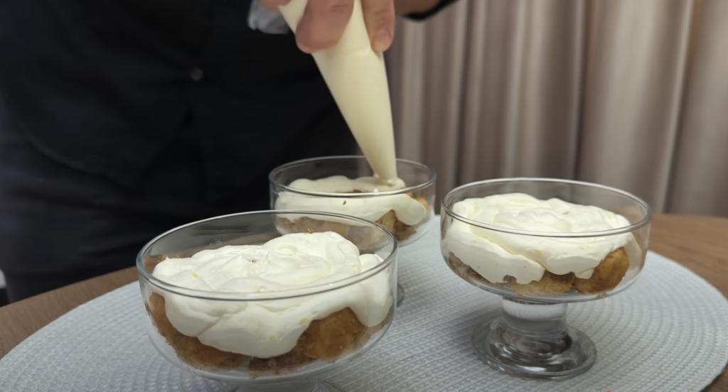 Osvěžující banánovo-citrusové tiramisu ve skleničkách s kondenzovaným mlékem – bez pečení