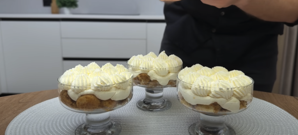 Osvěžující banánovo-citrusové tiramisu ve skleničkách s kondenzovaným mlékem – bez pečení