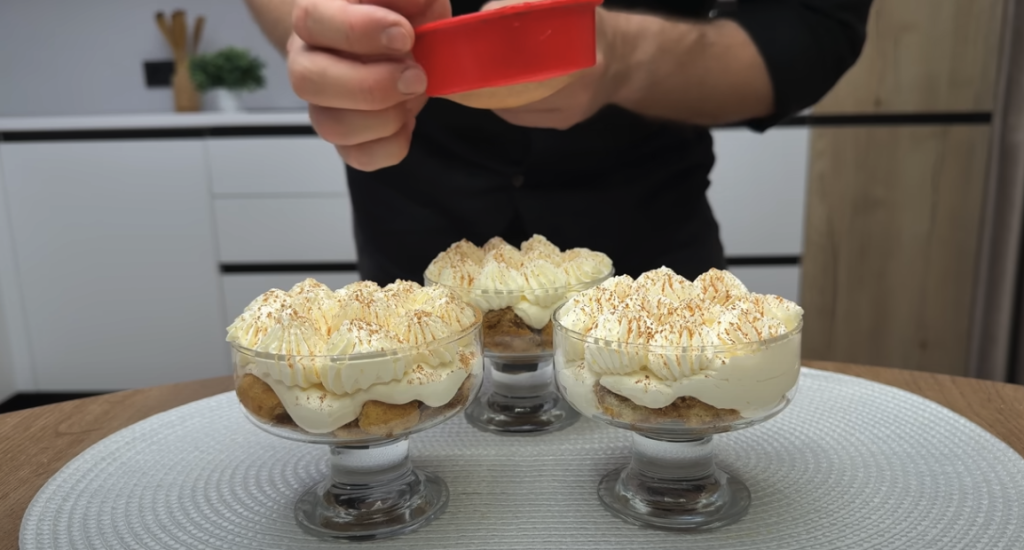 Osvěžující banánovo-citrusové tiramisu ve skleničkách s kondenzovaným mlékem – bez pečení