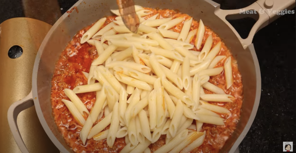 Italské penne s mletým hovězím masem a smetanovo-rajčatovou omáčkou – rychlé, krémové a plné chutí