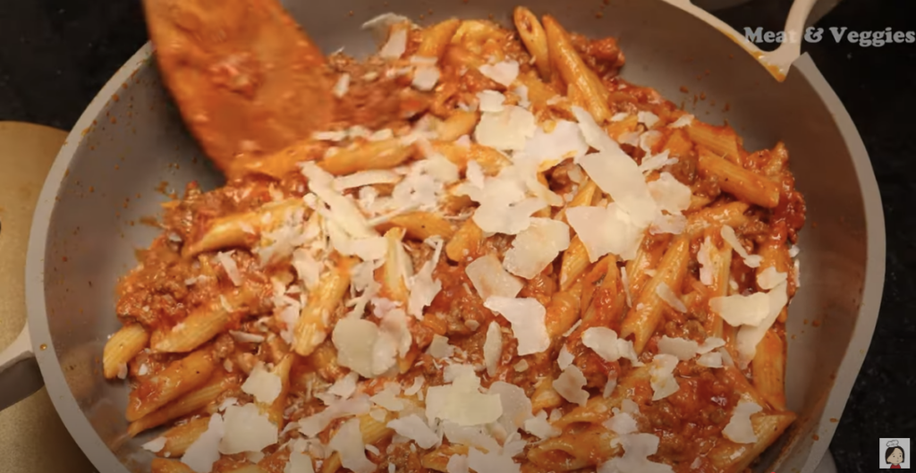 Italské penne s mletým hovězím masem a smetanovo-rajčatovou omáčkou – rychlé, krémové a plné chutí