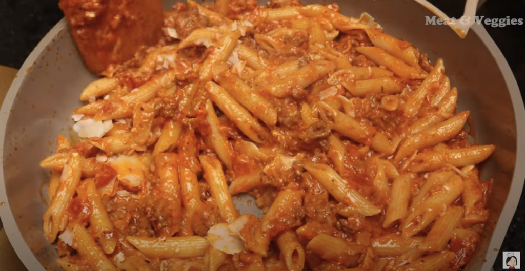 Italské penne s mletým hovězím masem a smetanovo-rajčatovou omáčkou – rychlé, krémové a plné chutí