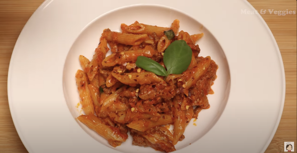 Italské penne s mletým hovězím masem a smetanovo-rajčatovou omáčkou – rychlé, krémové a plné chutí