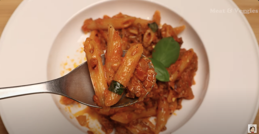 Italské penne s mletým hovězím masem a smetanovo-rajčatovou omáčkou – rychlé, krémové a plné chutí