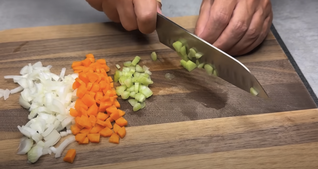 Italská klasika: špagety alla bolognese s rajčaty, zeleninou a parmazánem