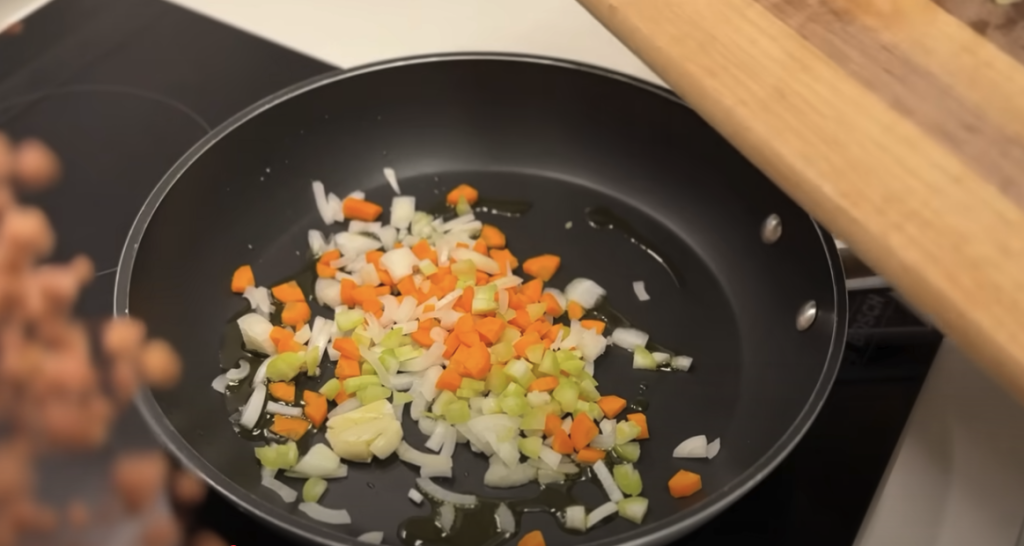 Italská klasika: špagety alla bolognese s rajčaty, zeleninou a parmazánem