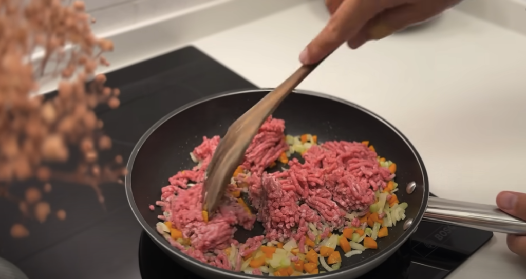 Italská klasika: špagety alla bolognese s rajčaty, zeleninou a parmazánem