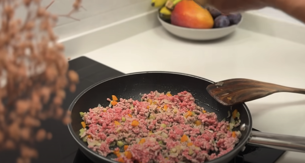 Italská klasika: špagety alla bolognese s rajčaty, zeleninou a parmazánem