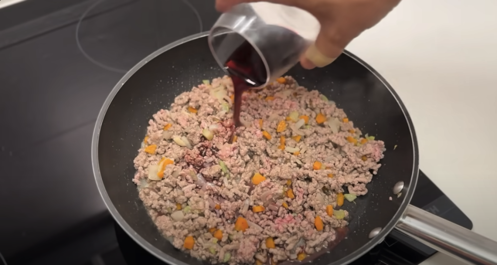 Italská klasika: špagety alla bolognese s rajčaty, zeleninou a parmazánem