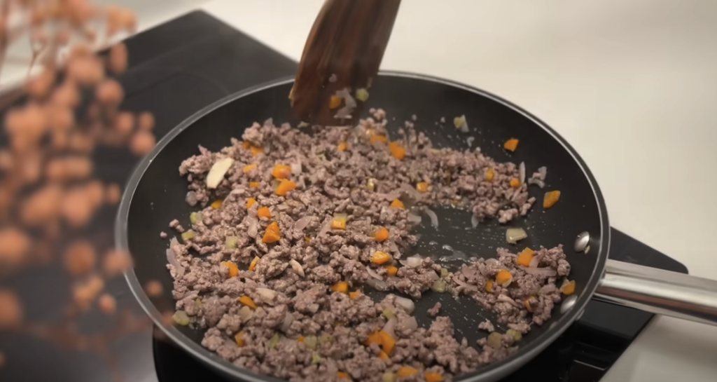 Italská klasika: špagety alla bolognese s rajčaty, zeleninou a parmazánem