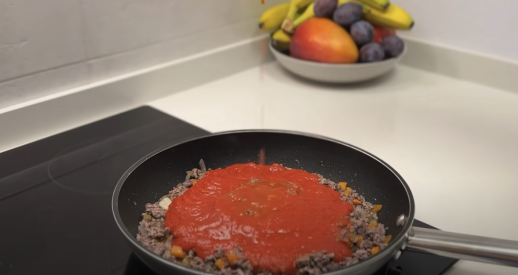 Italská klasika: špagety alla bolognese s rajčaty, zeleninou a parmazánem