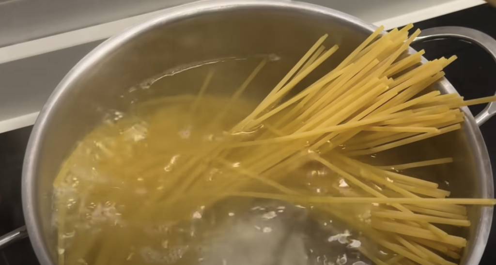 Italská klasika: špagety alla bolognese s rajčaty, zeleninou a parmazánem