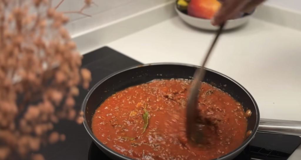 Italská klasika: špagety alla bolognese s rajčaty, zeleninou a parmazánem