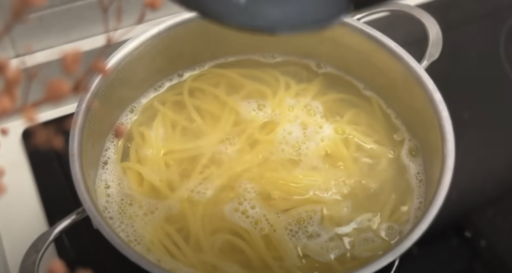 Italská klasika: špagety alla bolognese s rajčaty, zeleninou a parmazánem