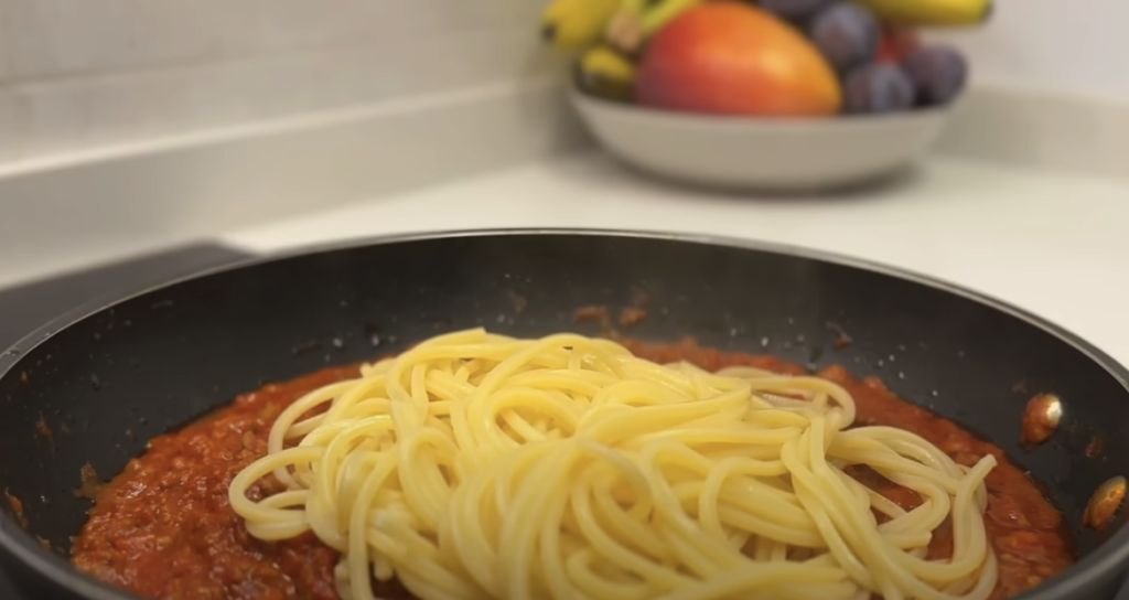 Italská klasika: špagety alla bolognese s rajčaty, zeleninou a parmazánem