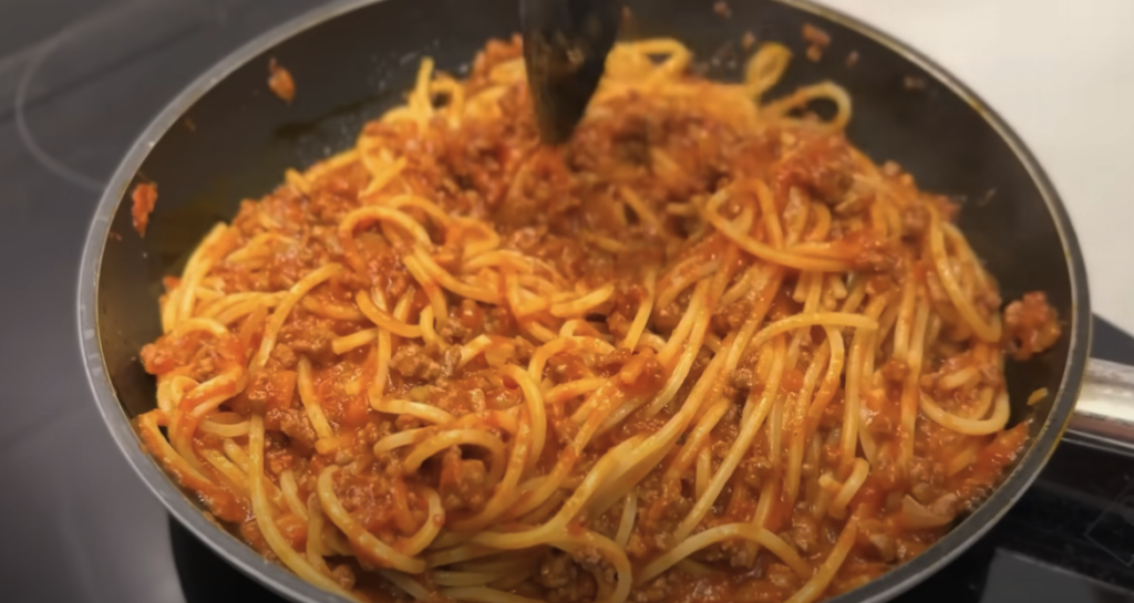 Italská klasika: špagety alla bolognese s rajčaty, zeleninou a parmazánem