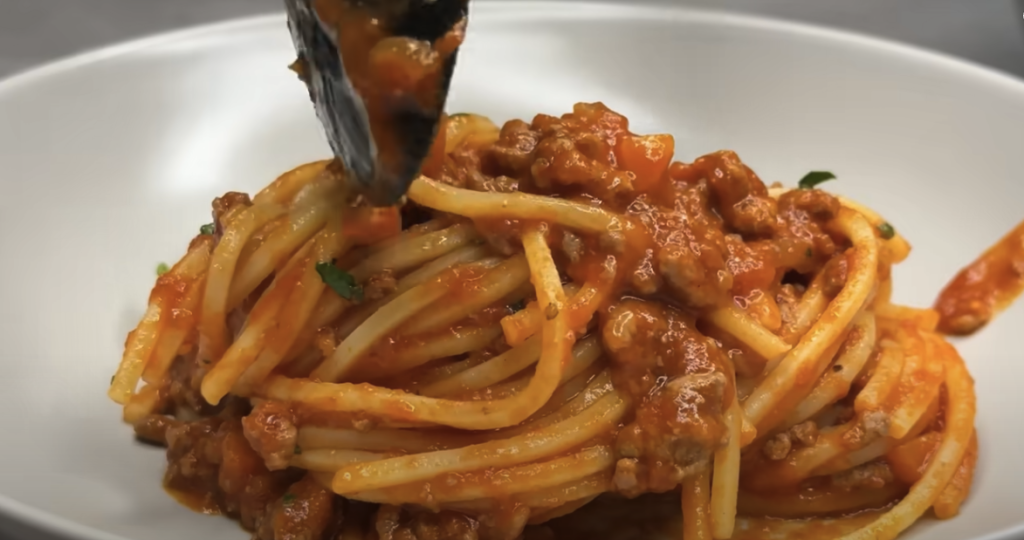 Italská klasika: špagety alla bolognese s rajčaty, zeleninou a parmazánem