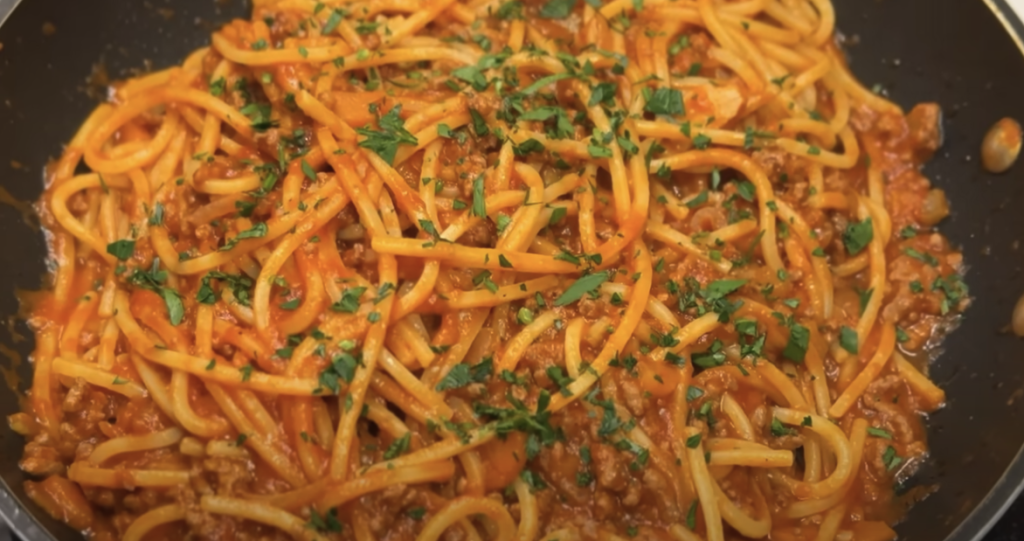 Italská klasika: špagety alla bolognese s rajčaty, zeleninou a parmazánem