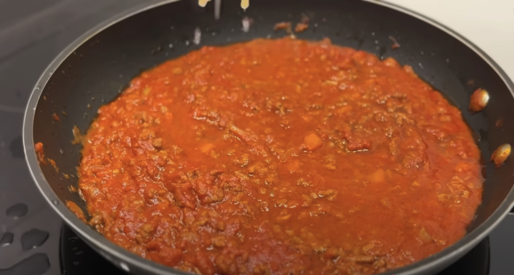 Italská klasika: špagety alla bolognese s rajčaty, zeleninou a parmazánem