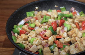 Vepřové kousky po čínsku s barevnou zeleninou a jemnou omáčkou Vepřové kousky po čínsku s barevnou zeleninou a jemnou omáčkou