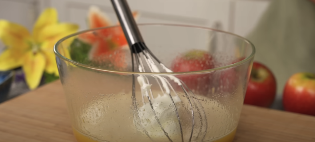 Švýcarský jablečný koláč se spirálou vanilkového krému – ideální k podzimnímu odpoledni