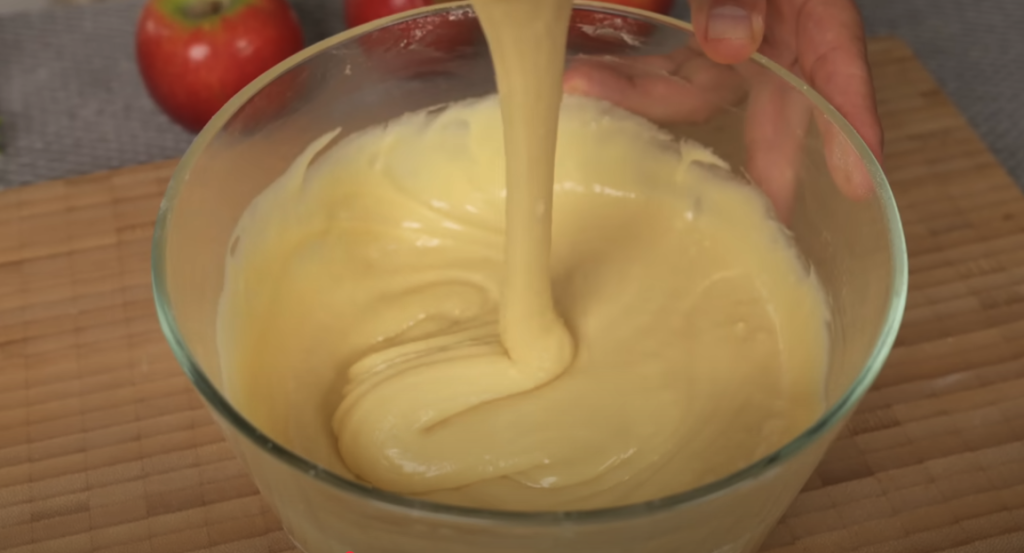 Švýcarský jablečný koláč se spirálou vanilkového krému – ideální k podzimnímu odpoledni