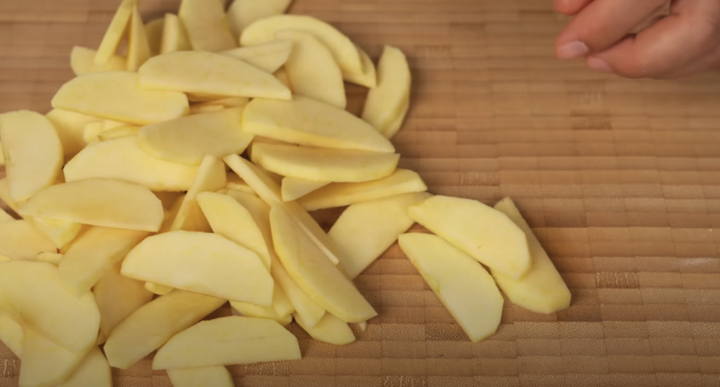 Švýcarský jablečný koláč se spirálou vanilkového krému – ideální k podzimnímu odpoledni