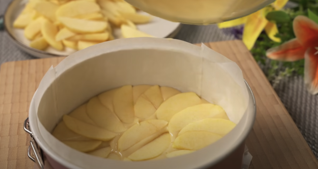 Švýcarský jablečný koláč se spirálou vanilkového krému – ideální k podzimnímu odpoledni