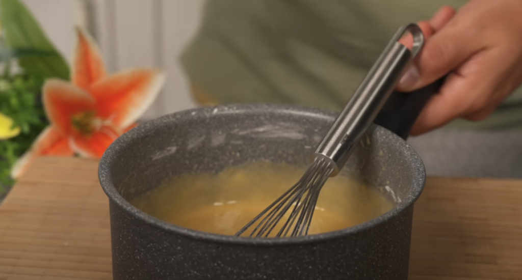 Švýcarský jablečný koláč se spirálou vanilkového krému – ideální k podzimnímu odpoledni