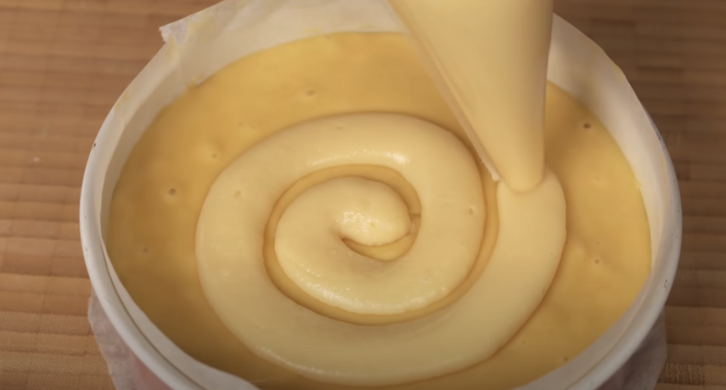 Švýcarský jablečný koláč se spirálou vanilkového krému – ideální k podzimnímu odpoledni