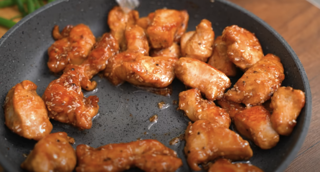 Kuřecí kousky v medovo-sezamové omáčce s vůní Orientu