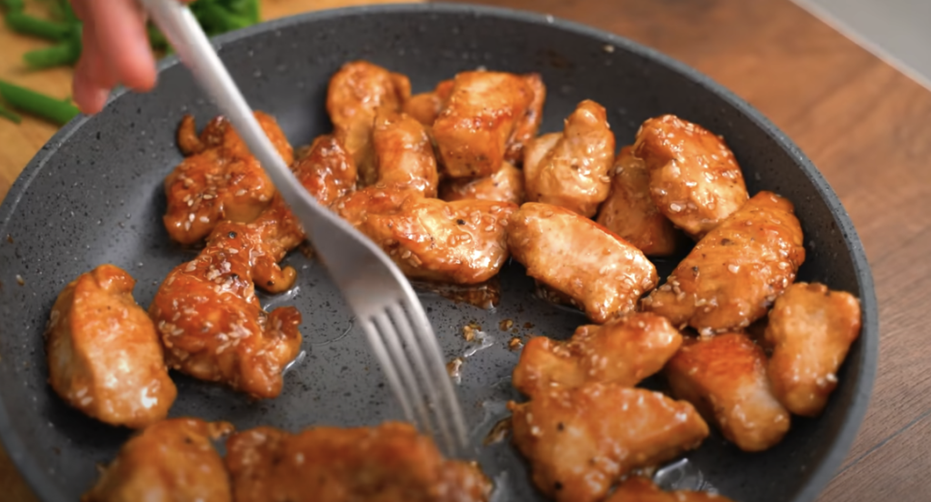Kuřecí kousky v medovo-sezamové omáčce s vůní Orientu