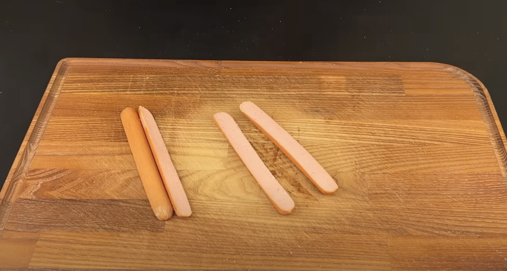 Snídaňový sendvič ala omeleta s klobáskou a sýrem – vydatná a rychlá snídaně