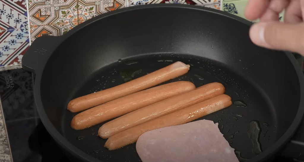 Snídaňový sendvič ala omeleta s klobáskou a sýrem – vydatná a rychlá snídaně