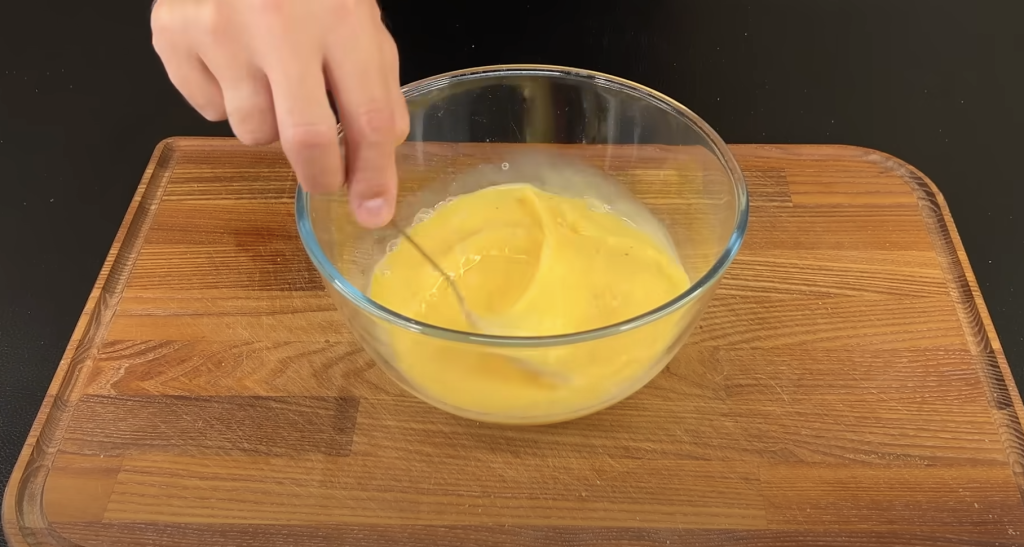 Snídaňový sendvič ala omeleta s klobáskou a sýrem – vydatná a rychlá snídaně