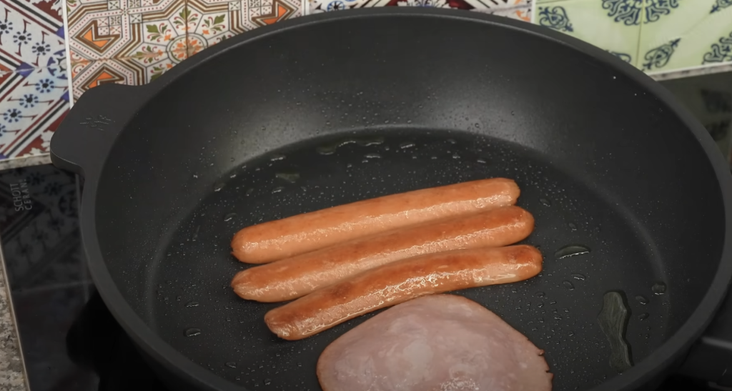 Snídaňový sendvič ala omeleta s klobáskou a sýrem – vydatná a rychlá snídaně