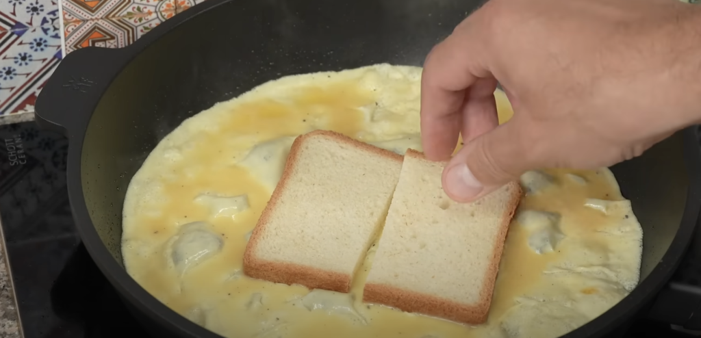 Snídaňový sendvič ala omeleta s klobáskou a sýrem – vydatná a rychlá snídaně