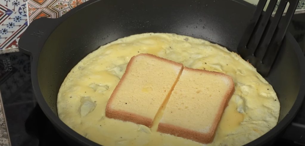 Snídaňový sendvič ala omeleta s klobáskou a sýrem – vydatná a rychlá snídaně