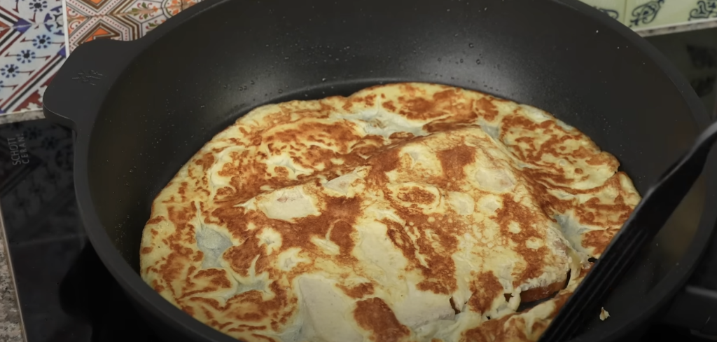 Snídaňový sendvič ala omeleta s klobáskou a sýrem – vydatná a rychlá snídaně