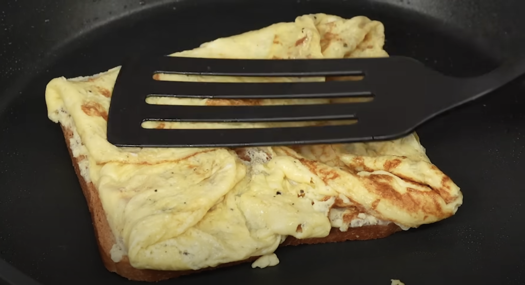 Snídaňový sendvič ala omeleta s klobáskou a sýrem – vydatná a rychlá snídaně