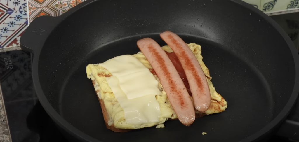 Snídaňový sendvič ala omeleta s klobáskou a sýrem – vydatná a rychlá snídaně